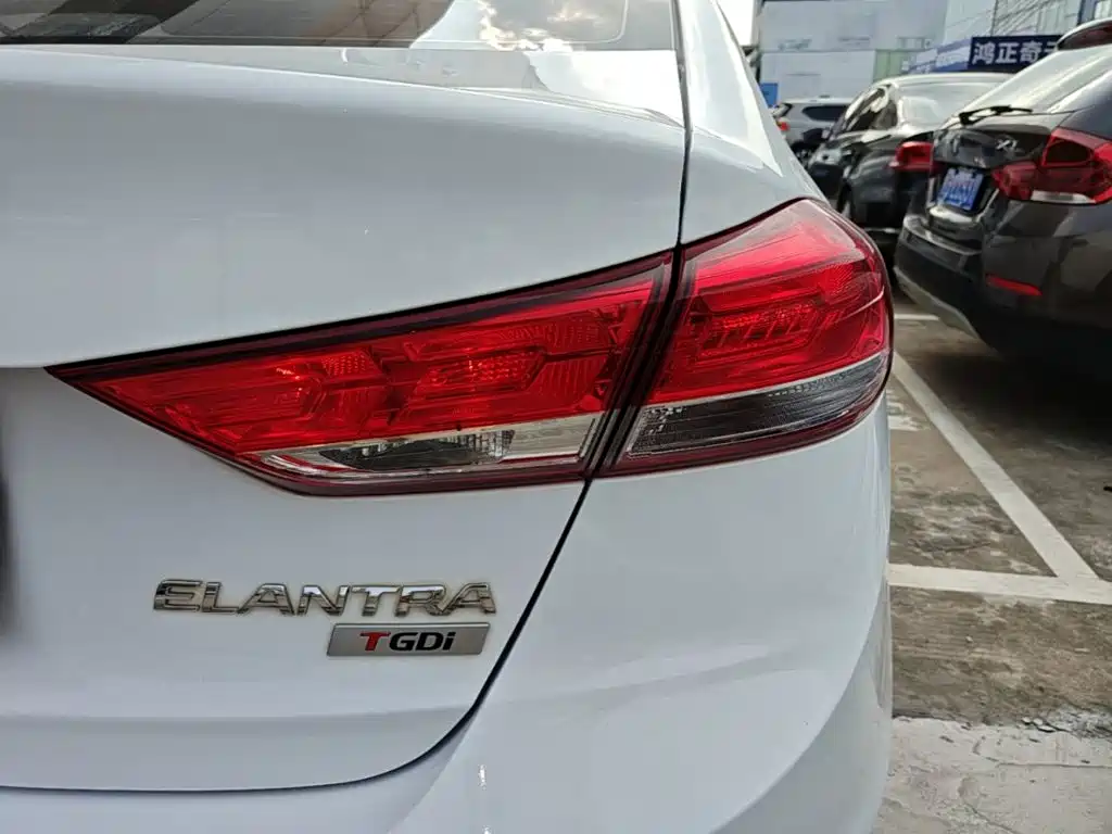 Hyundai Elantra 2020 — фото 8
