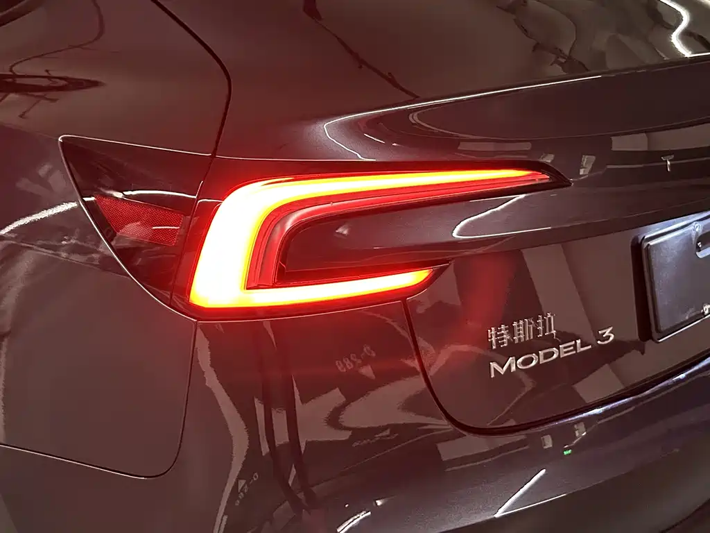 Tesla Model 3 2025 — фото 15