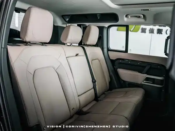 Land Rover Defender 2023