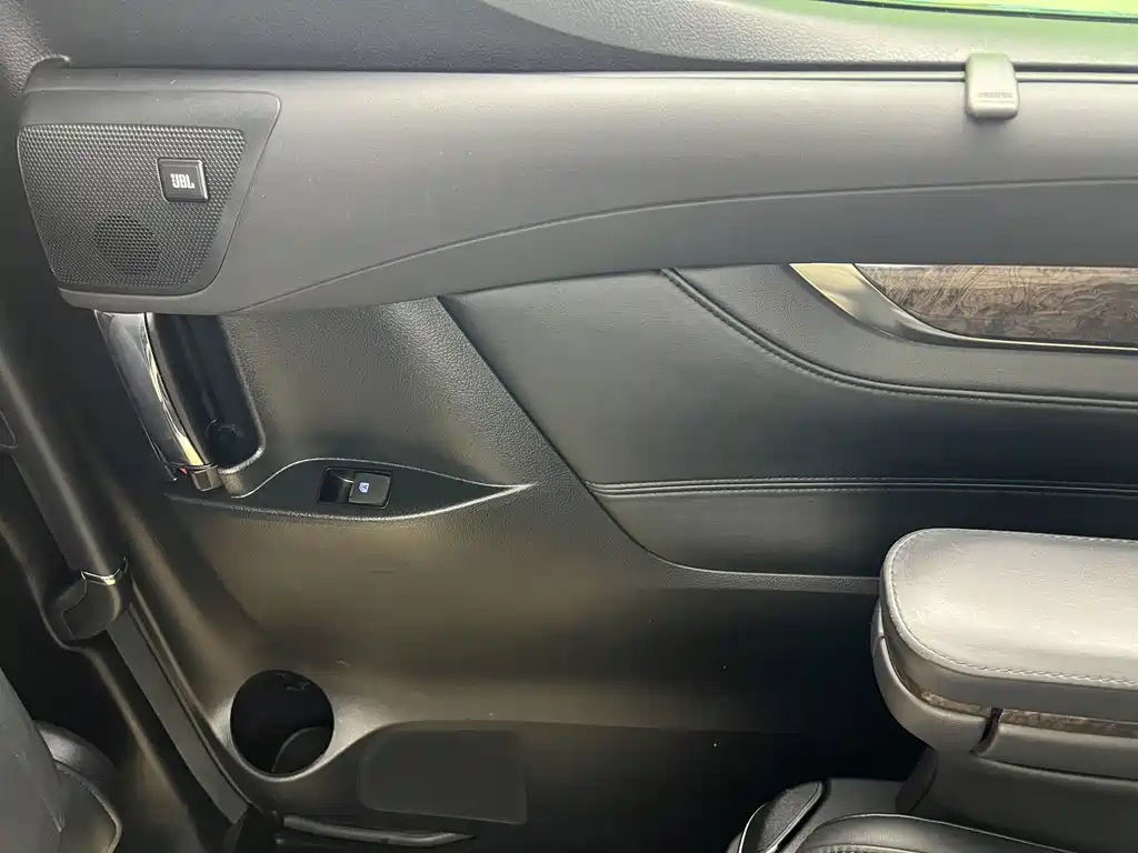 Toyota Alphard 2020 — фото 27