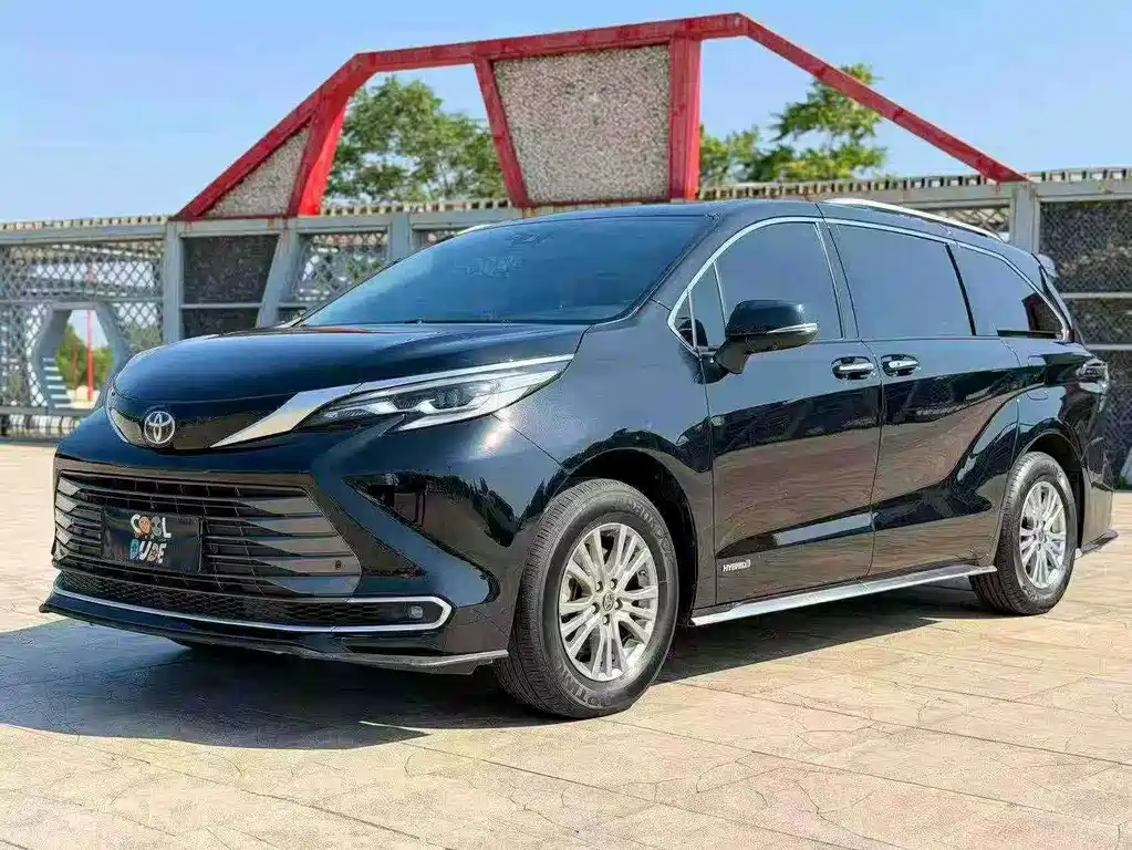 Toyota Sienna 2022 — фото 1