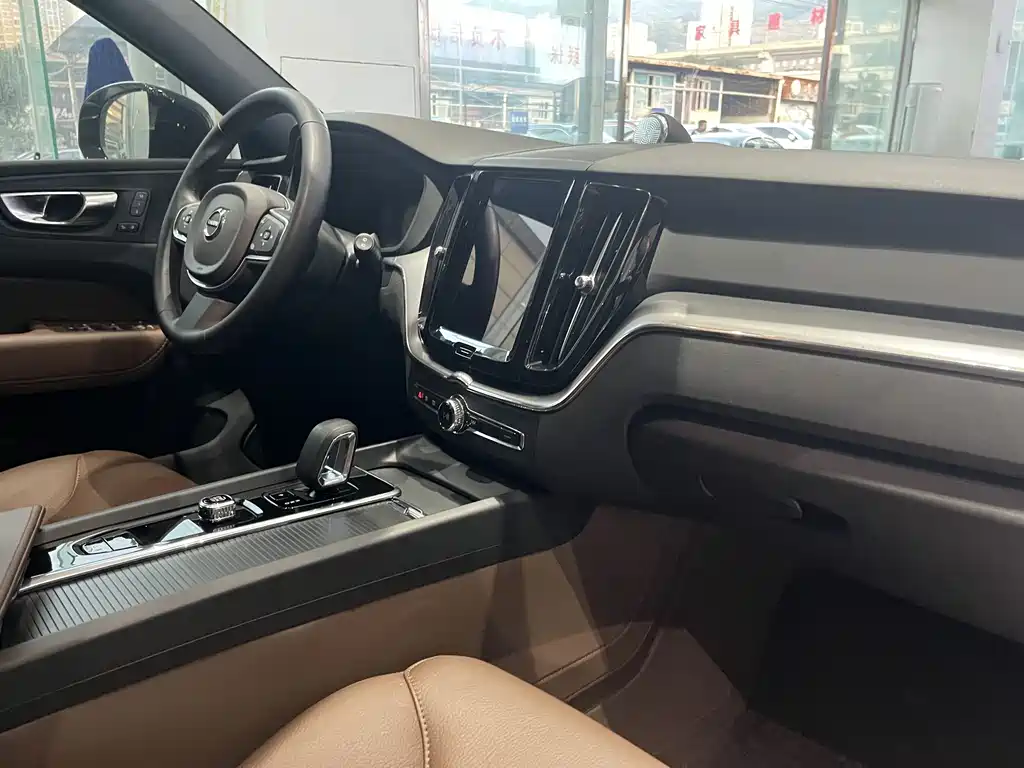Volvo XC60 2025 — фото 14