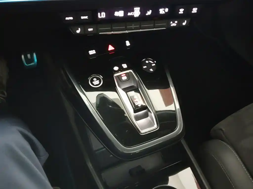 Audi Q4 E-Tron 2023 — фото 10
