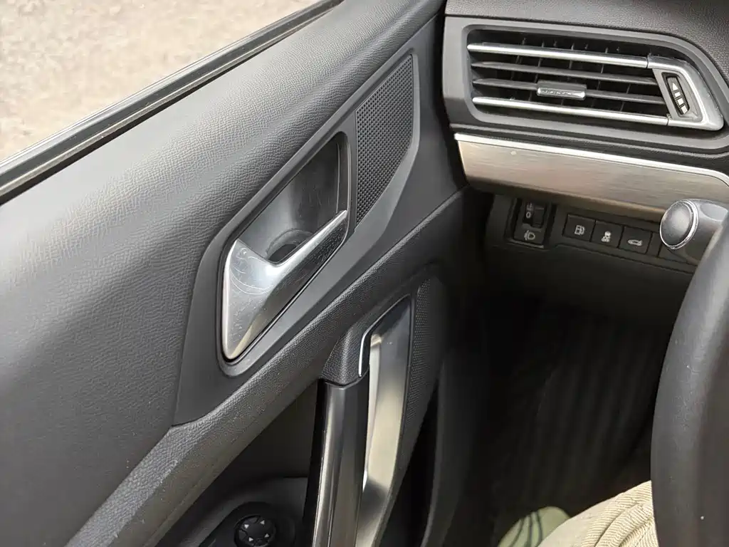Peugeot 408 2015 — фото 17