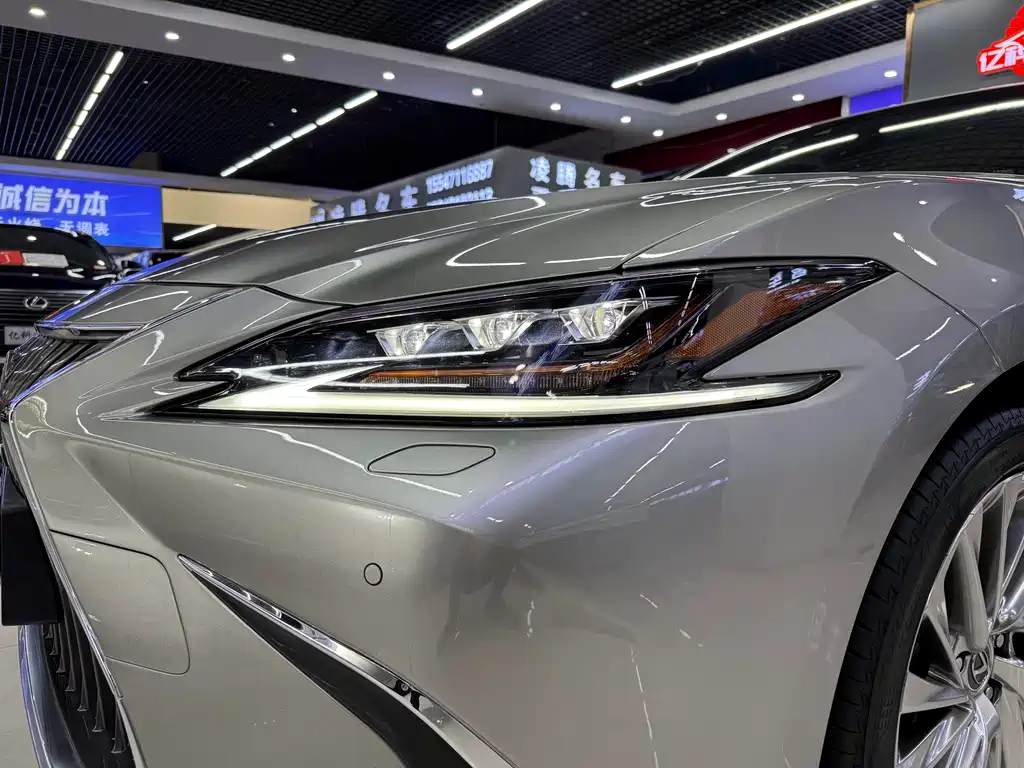 Lexus ES 2019 — фото 20