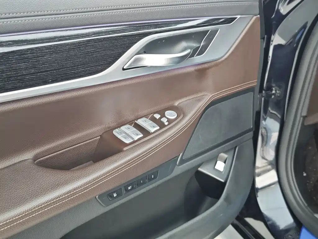 BMW 7 Series 2018 — фото 27