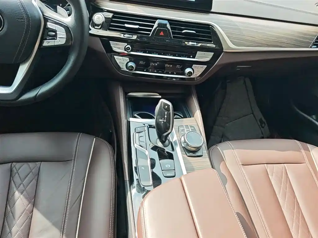 BMW 5 Series 2018 — фото 14