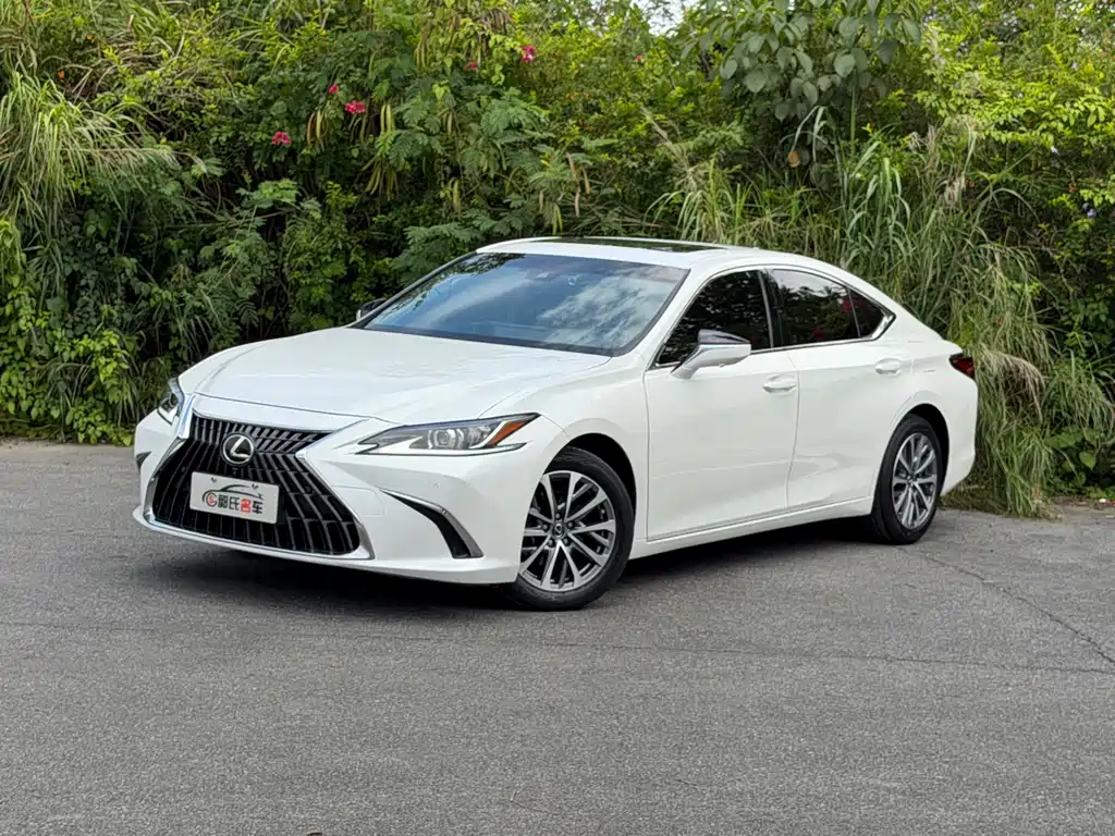 Lexus ES 2022 — фото 1