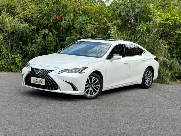Lexus ES 2022