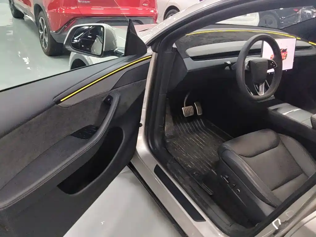 Tesla Model Y L 2025 — фото 12