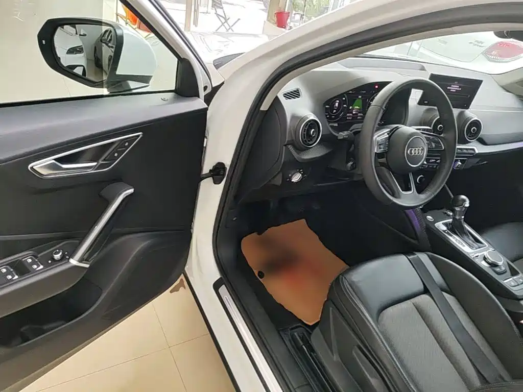 Audi Q2L e-tron 2020 — фото 16