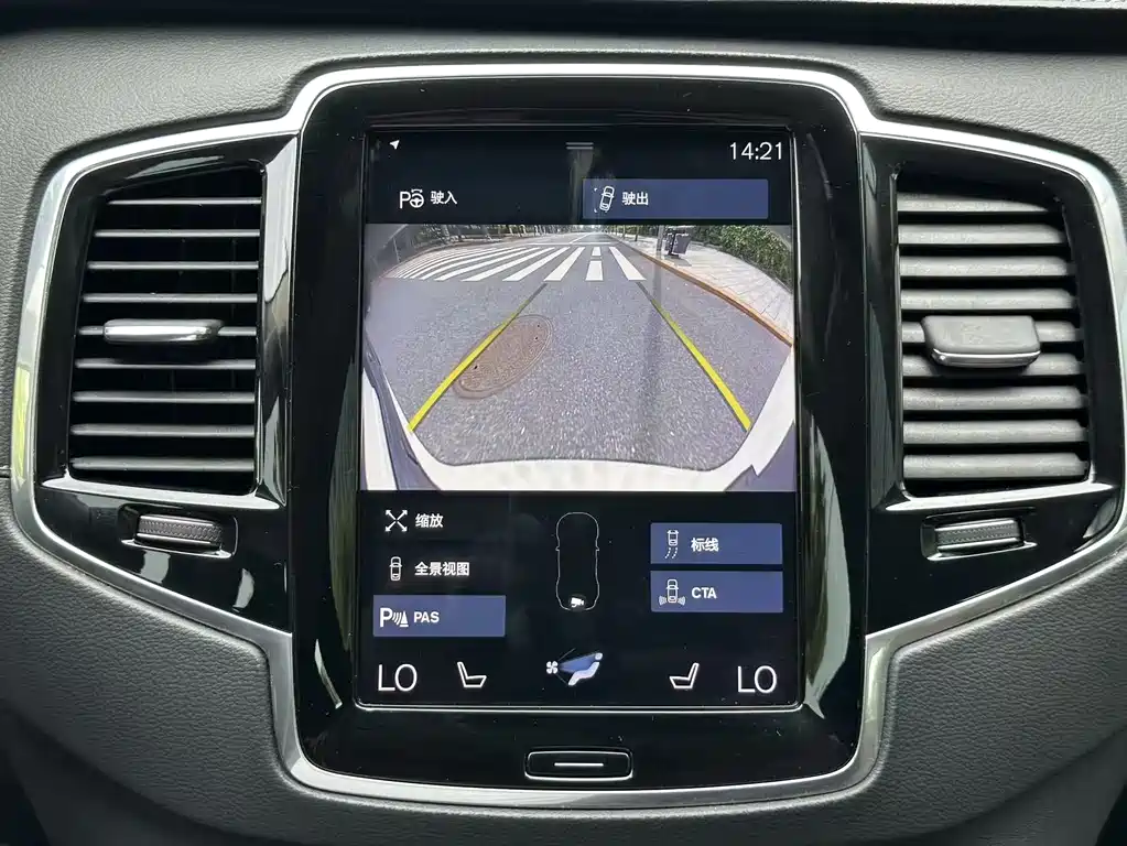 Volvo XC90 2019 — фото 18