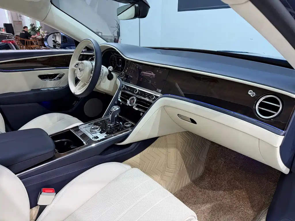 Bentley Flying Spur Plug-In Hybrid 2022 — фото 10