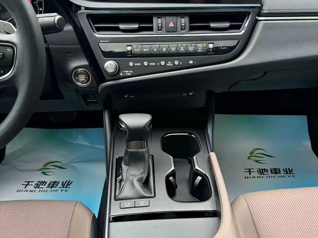 Lexus ES 2023 — фото 12