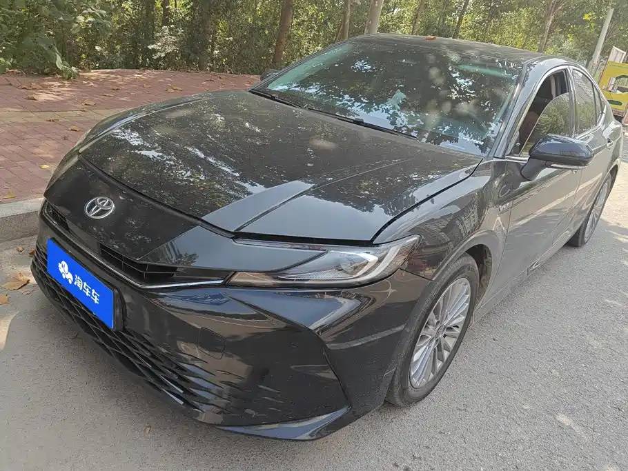 Toyota Camry 2025 — фото 1