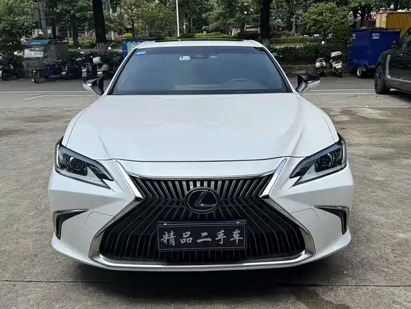 Lexus ES 2020