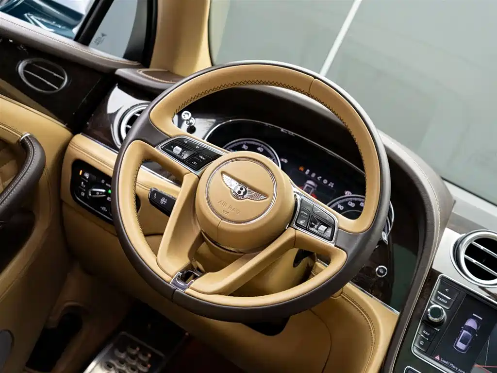 Bentley Bentayga 2017 — фото 16