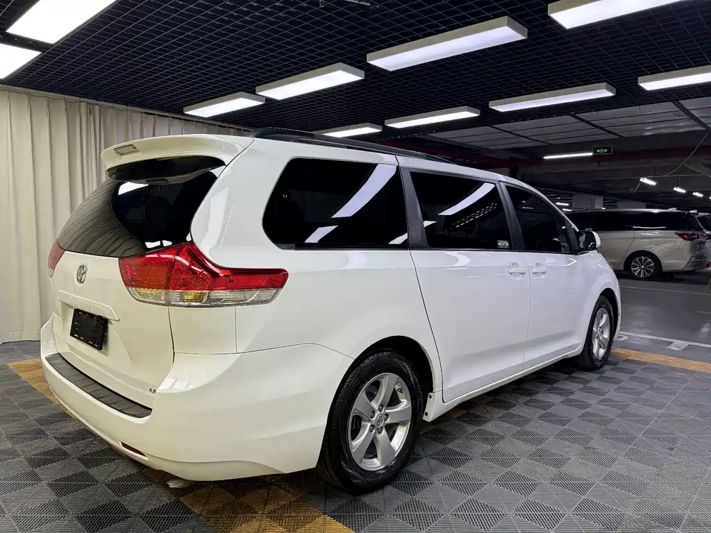 Toyota Sienna 2016 — фото 4
