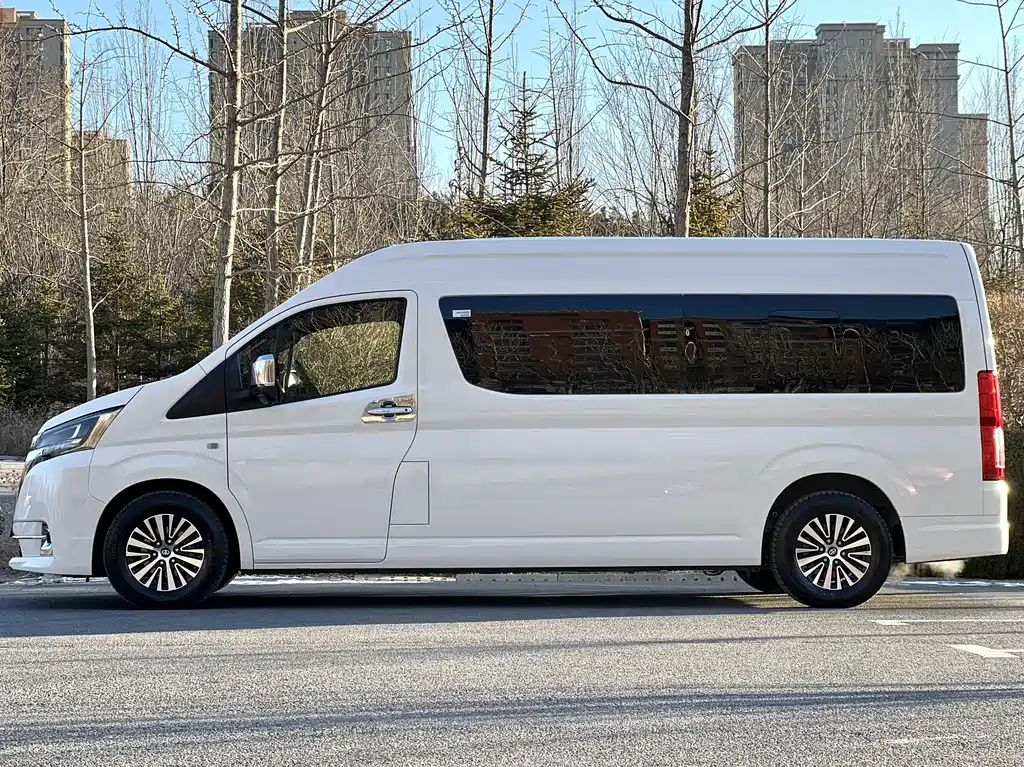 Toyota Hiace 2024 — фото 3