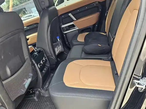 Land Rover Defender 2024