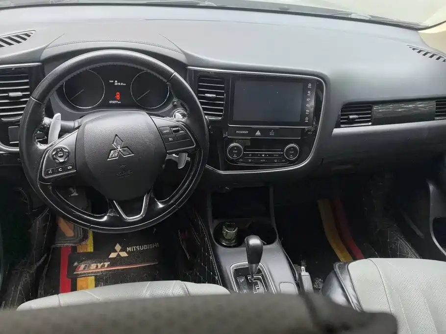 Mitsubishi Outlander 2017 — фото 12