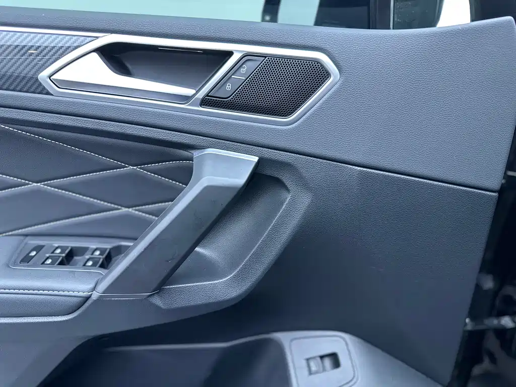 Volkswagen Tiguan L 2023 — фото 14