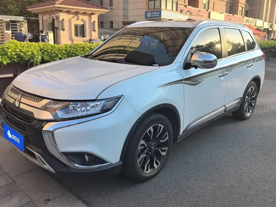 Mitsubishi Outlander 2020 — фото 1