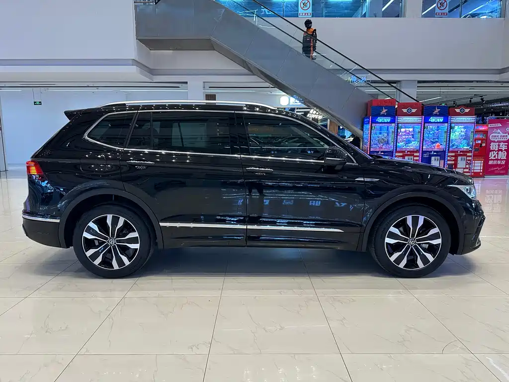 Volkswagen Tiguan L 2023 — фото 9