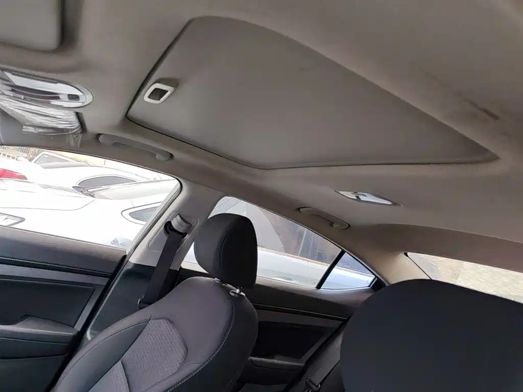 Hyundai Elantra 2019 — фото 18