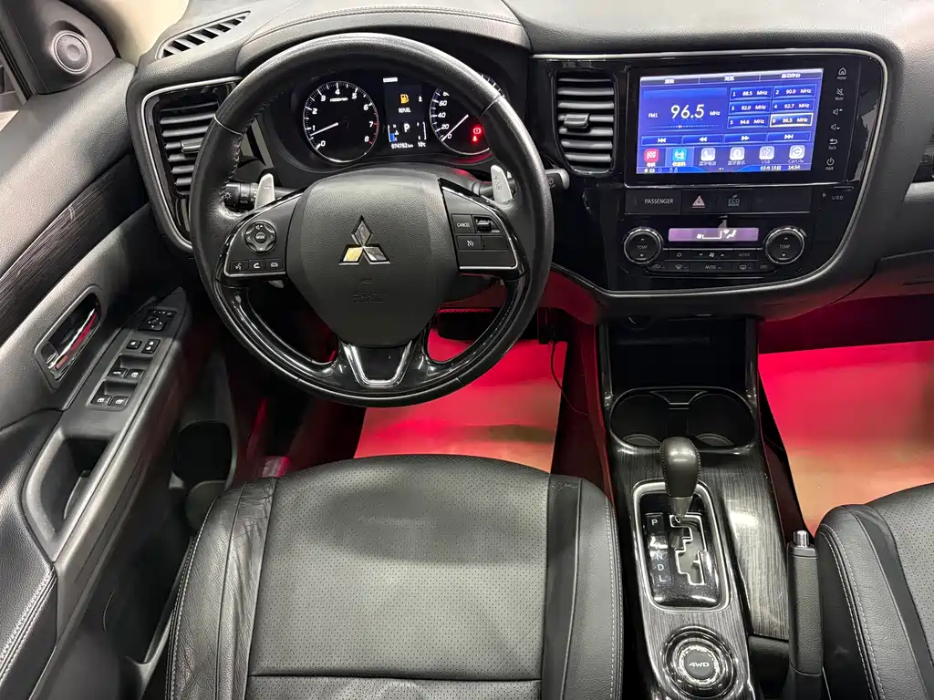 Mitsubishi Outlander 2017 — фото 12