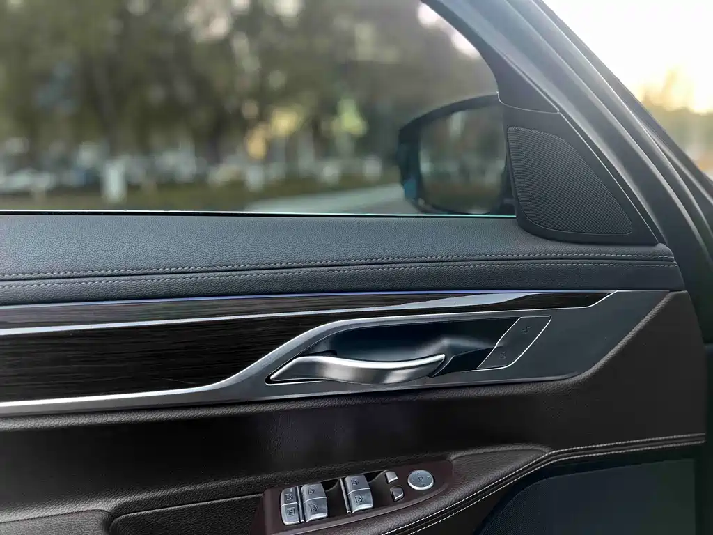 BMW 7 Series 2017 — фото 10