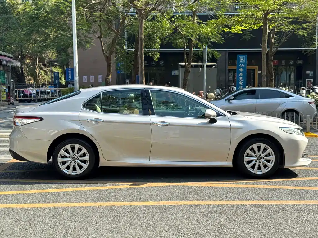 Toyota Camry 2018 — фото 17
