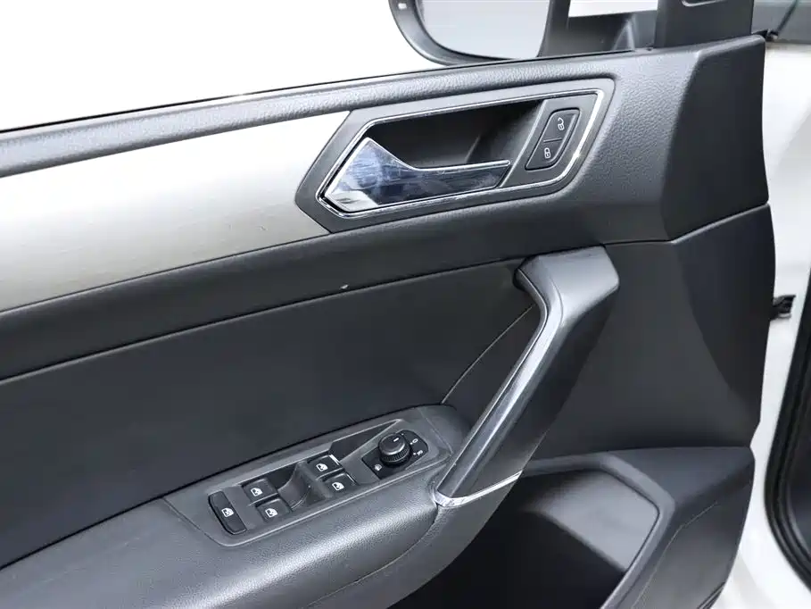 Volkswagen Touran 2018 — фото 12