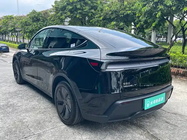Tesla Model Y 2025