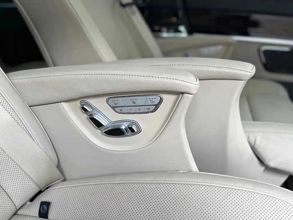 Mercedes-Benz V-Class 2020 — фото 26