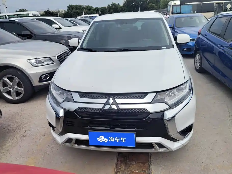 Mitsubishi Outlander 2022 — фото 2