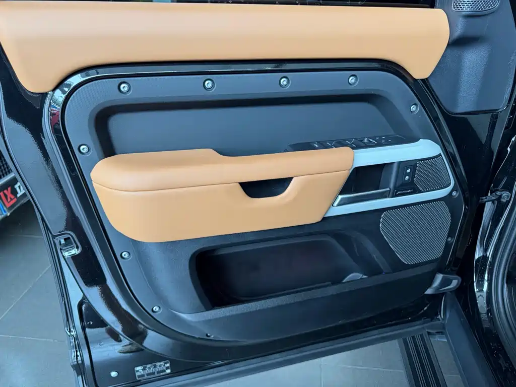 Land Rover Defender 2024 — фото 10
