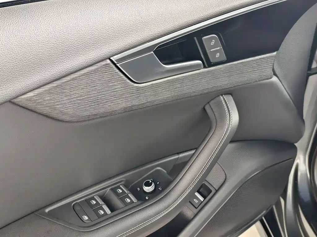 Audi A4L 2023 — фото 13