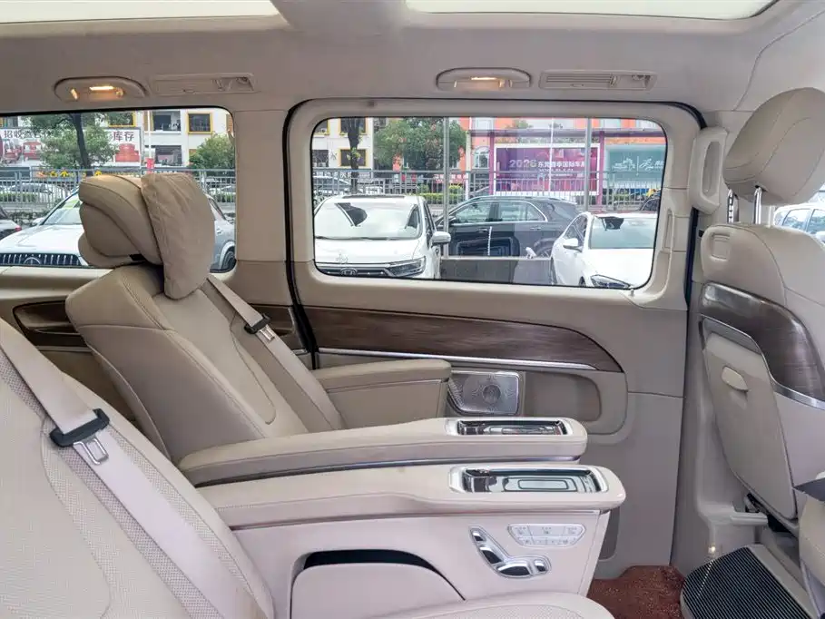 Mercedes-Benz V-Class 2023 — фото 13