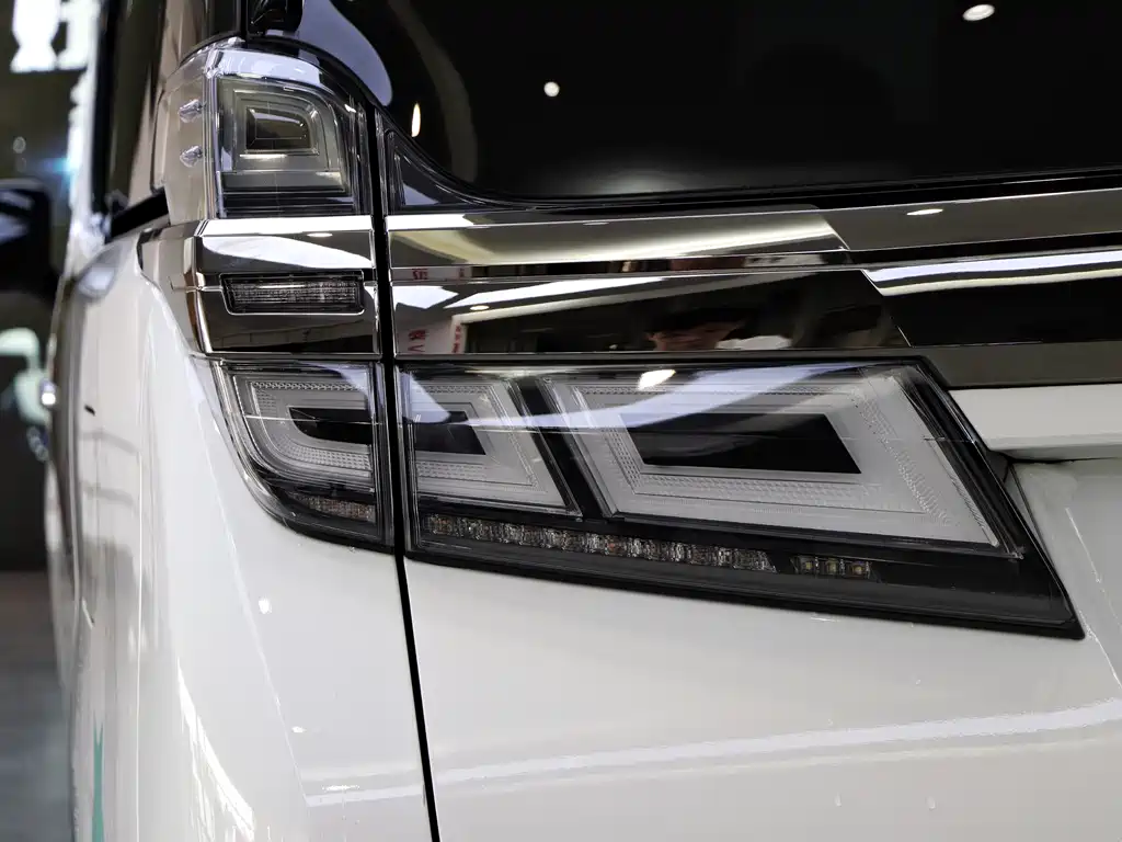 Toyota Vellfire 2022 — фото 32
