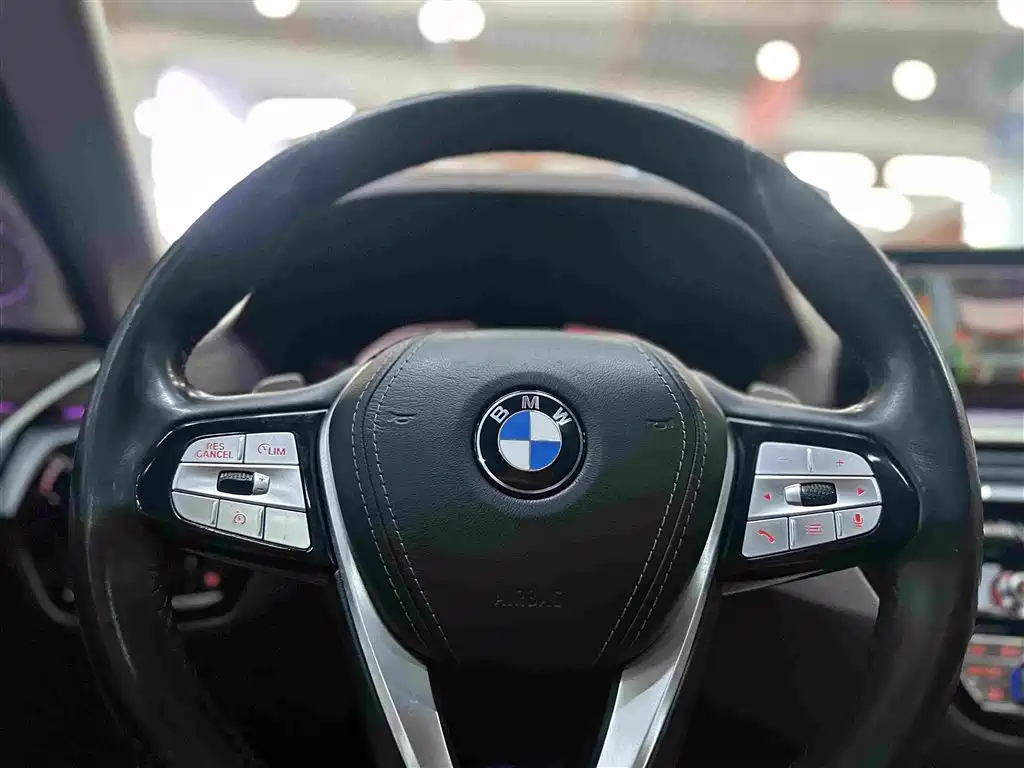 BMW 5 Series 2019 — фото 26