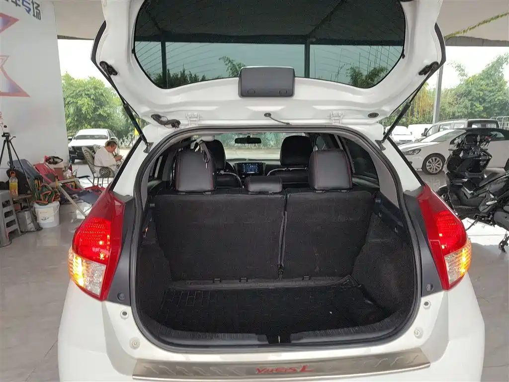 Toyota Yaris L 2015 — фото 16