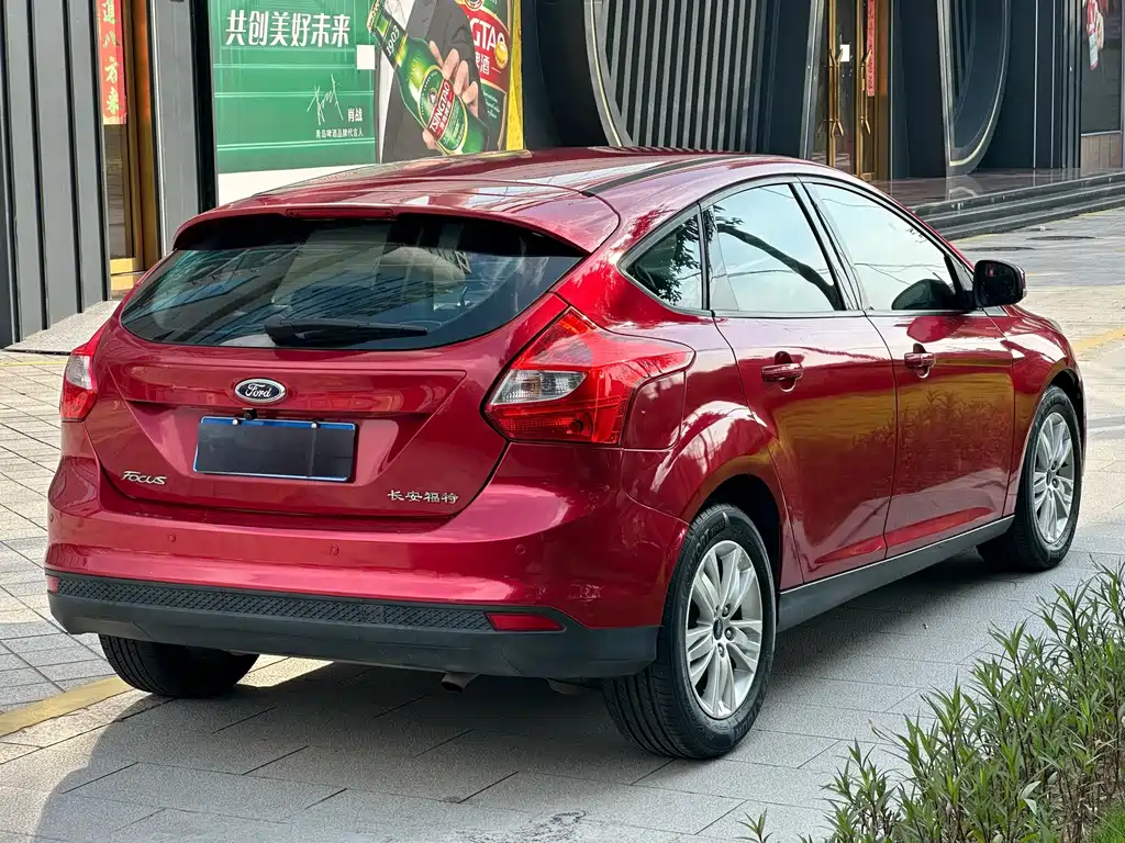 Ford Focus 2013 — фото 12