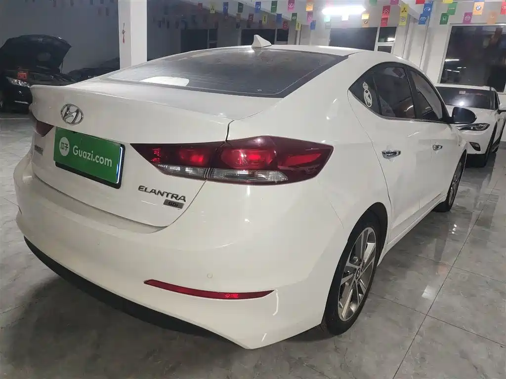 Hyundai Elantra 2018 — фото 7