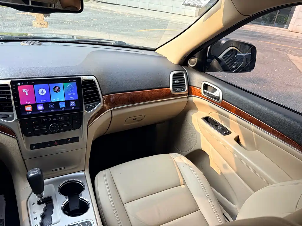 Jeep Grand Cherokee 2011 — фото 12