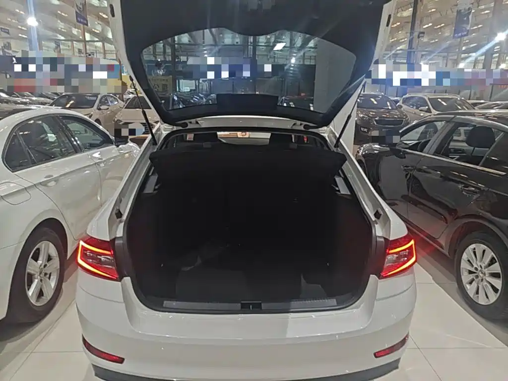 Skoda Octavia 2021 — фото 19