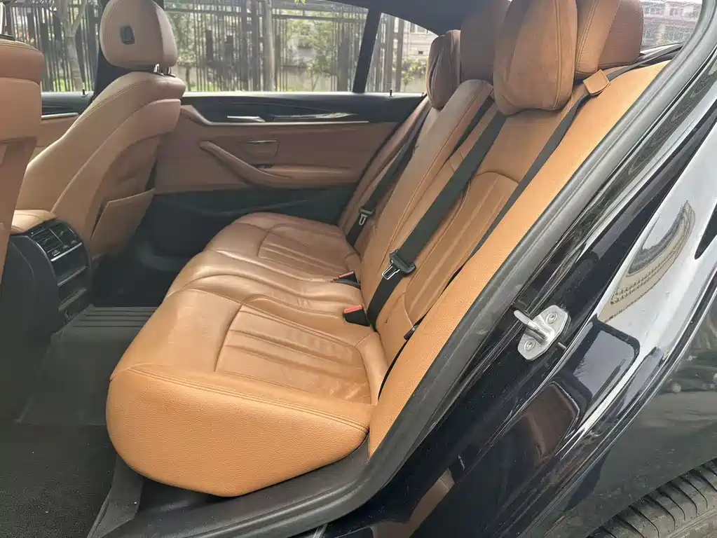 BMW 5 Series 2019 — фото 13