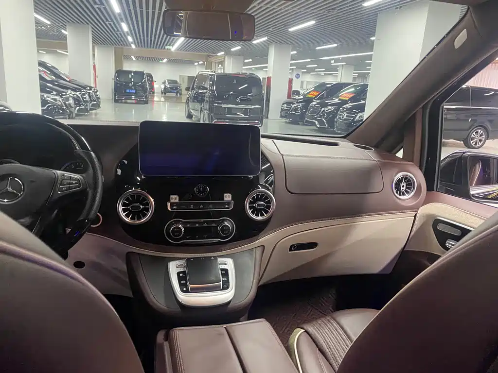 Mercedes-Benz V-Class 2021 — фото 17