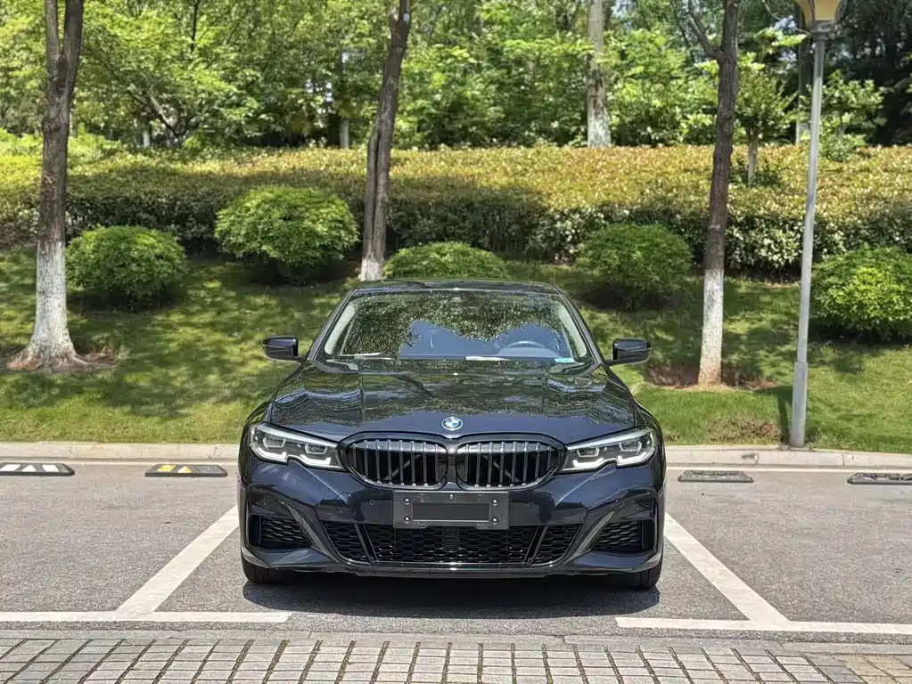 BMW 3 Series 2023 — фото 1