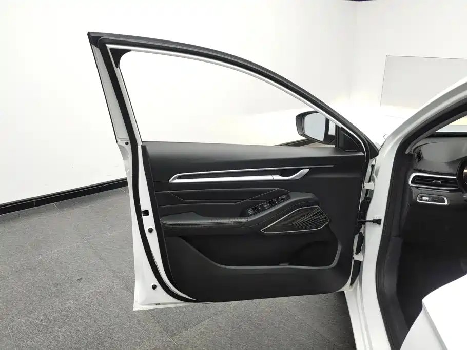 Geely Emgrand 2022